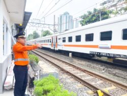 Petugas PJL Tak Mudik Demi Keselamatan Penumpang: Tugirin, 12 Tahun Setia Mengamankan Perjalanan Kereta Api