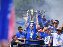 Dedi Mulyadi Lepas Pawai Kemenangan Persib yang Disambut Ribuan Bobotoh