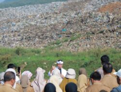 Sekda Jabar Pimpin Apel di Tumpukan Sampah TPPAS Sarimukti