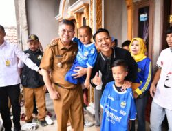 Wagub Jabar Bersama Beckham Pemain Persib Kunjungi Dua Anak Disabilitas di Cikalong Wetan