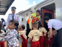 Rayakan Hari Anak Nasional, KAI Commuter Wilayah 2 Lakukan Kegiatan Edukasi dan C-Taditur Bersama Anak-Anak di Bandung