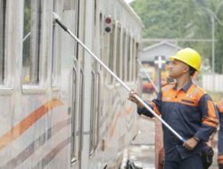 Ratusan Petugas Kebersihan KAI Daop 2 Pastikan Stasiun dan Kereta Selalu Bersih Demi Kenyamanan Pelanggan