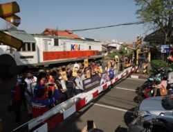 Kobarkan Semangat Nasionalisme Melalui Disiplin Berlalulintas di Perlintasan Sebidang