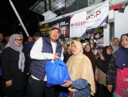 Turut Siskamling, Wali Kota Bandung Salurkan Bansos Lansia