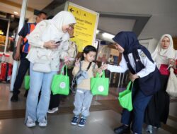 Hari Pelanggan Nasional, KAI Daop 2 Bandung Beri Kejutan Spesial untuk Pelanggan KA