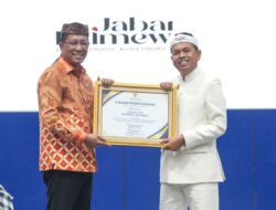 KDM Serahkan Sertifikat kepada 4.500 Lulusan SMA/SMK yang Siap Kerja di Perusahaan Otomotif BYD di Subang