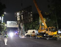 Satpol PP Kota Bandung Tertibkan Sejumlah Reklame dan Bangunan Ilegal