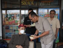 Hari Pangan Sedunia, KAI Daop 2 Bandung dan KAI Services Bagikan Aneka Makanan Pokok Lokal Kepada Pelanggan di Stasiun Bandung