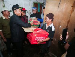 Wakil Walikota Bandung Erwin Tinjau Rumah Warga yang Roboh Akibat Hujan Deras