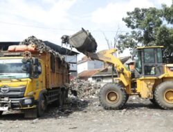 Pemkot Bandung Bertahap Angkut 500 Meter Kubik Sampah di TPS Pasar Ciwastra
