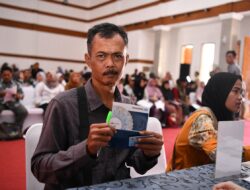 Pemdaprov Jabar Beri Bantuan Uang Kontrak Rumah untuk 379 Warga Telukjambe Timur