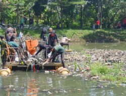 Masyarakat dan Pemerintah Angkut Bertruk-truk Sampah dari Sungai Citarum