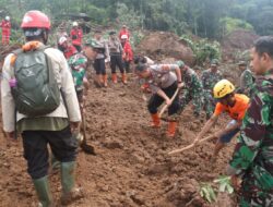 Tim Gabungan Evakuasi Korban Longsor di Desa Wargaluyu Kabupaten Bandung