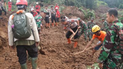 Tim Gabungan Evakuasi Korban Longsor di Desa Wargaluyu Kabupaten Bandung