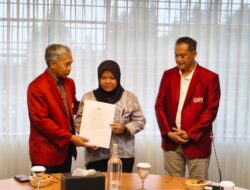 UPI Serahkan SK Pembebasan Biaya UKT Kepada Olivia Yuliana Mahasiswi Terdampak Bencana Sumbar