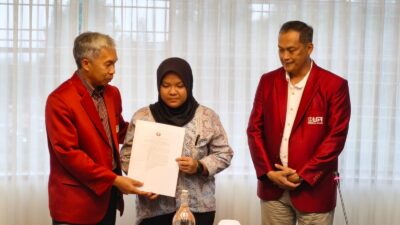 UPI Serahkan SK Pembebasan Biaya UKT Kepada Olivia Yuliana Mahasiswi Terdampak Bencana Sumbar