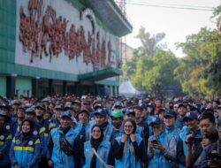 Menutup Akhir Tahun, Ratusan Warga Ikuti Aksi Bebersih Stadion Siliwangi Bandung