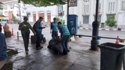 Dinas Lingkungan Hidup Angkut 95 Meter Kubik Sampah Malam Tahun Baru