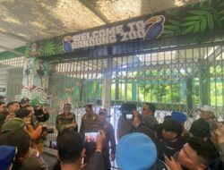 Satpol PP Kota Segel Kebun Binatang Bandung