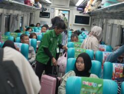Di Balik Ramainya Angkutan Lebaran 2026, Ratusan Porter di Daop 2 Bandung Hadir Berikan Kenyamanan Pelanggan Kereta Api