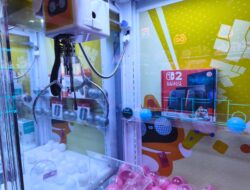 Buruan Cengkeram Hadiahmu, Claw Machine dan VR FPS 8BIT Superstore Kini Hadir di Riau Junction Bandung