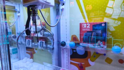 Buruan Cengkeram Hadiahmu, Claw Machine dan VR FPS 8BIT Superstore Kini Hadir di Riau Junction Bandung