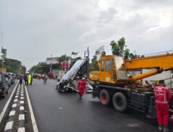 Sejumlah Pohon Tumbang dan Papan Reklame Roboh Akibat Hujan Angin di Kota Bandung