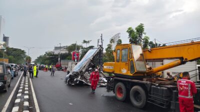 Sejumlah Pohon Tumbang dan Papan Reklame Roboh Akibat Hujan Angin di Kota Bandung