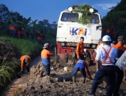Longsor di Petak Maswati – Sasaksaat Bandung Barat, Sejumlah Perjalanan KA Dibatalkan