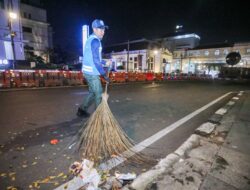 Setiap Pekan Ribuan Aparatur Kewilayahan Bersihkan Jalan di Kota Bandung