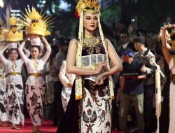 Warga Sumedang Antusias Menyaksikan Kirab Budaya Tatar Sunda yang Berlangsung Meriah