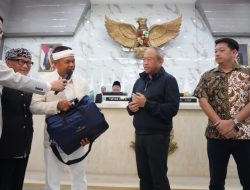 Gubernur Jabar Serahkan Kadeudeuh Rp1 Miliar untuk Persib Bandung