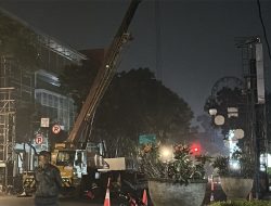 Satpol PP Kota Bandung Bongkar Reklame Videotron Melintang di Jalan Riau