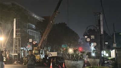 Satpol PP Kota Bandung Bongkar Reklame Videotron Melintang di Jalan Riau