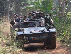 Pangdam III/Siliwangi Tinjau Latihan Menembak Ranpur Yonkav 4/KC di Pusdikif Cipatat