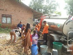 Terdampak Kekeringan, Sejumlah Warga di Daerah Dapat Bantuan Air Bersih