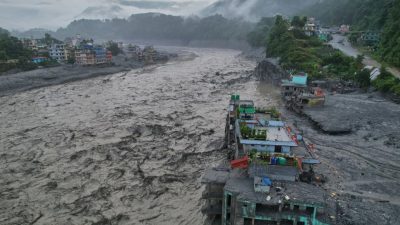 Korban Tewas Tembus 900 orang, Upaya Penyelamatan Korban Banjir Nepal-Tibet Semakin Diintensifkan