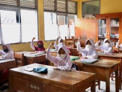 Sekolah di Kota Bandung Wajib Terapkan Penggunaan Masker Pasca Erupsi Gunung Anak Krakatau