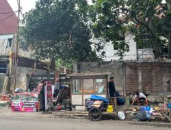 13 PKL Jalan Cihapit Bongkar Lapak Secara Mandiri