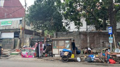 13 PKL Jalan Cihapit Bongkar Lapak Secara Mandiri