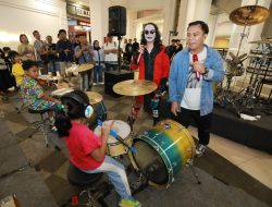 Pertama Kali di Bandung, Puluhan Peserta Serempak Main Drum Bareng Yoiqball dan Surya Kuburan Band